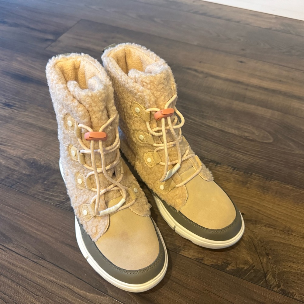 Sorel Kids Boots in Tan and Gray